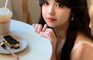 少女玩转黑料吃瓜网App线路，看瓜永不迷路秘籍